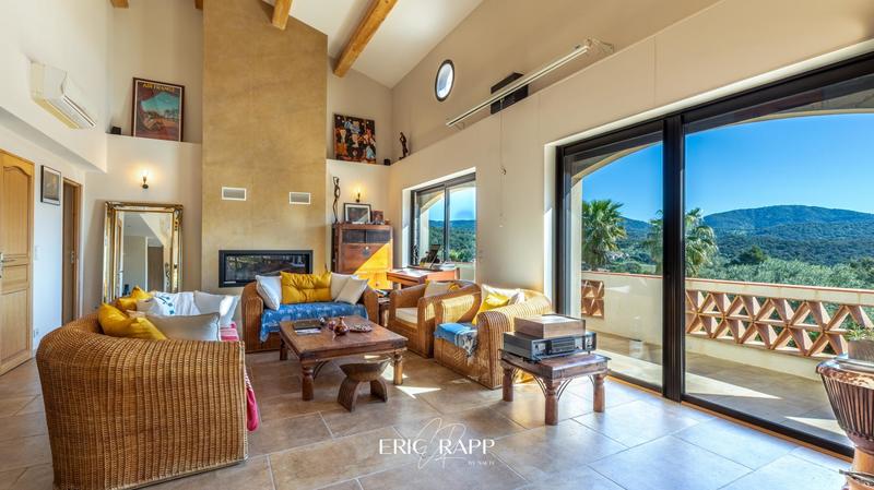 Villa - 247 m² - 6 pièces