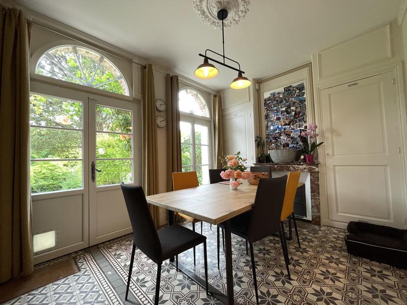 Maison - 279 m² - 10 pièces