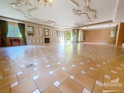 Propriété - 455 m² - 10 pièces