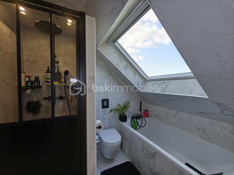 Maison traditionnelle - 251 m² - 7 pièces