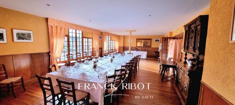 Local commercial - 738 m² - 37 pièces