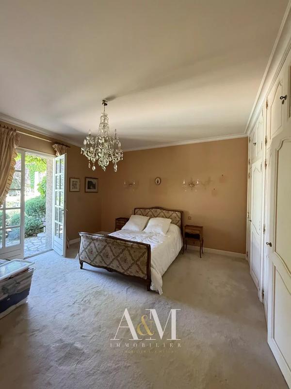 Propriété - 275 m² - 7 pièces