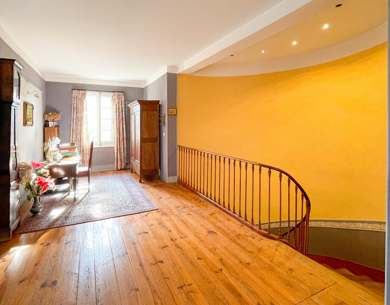 Maison - 585 m² - 10 pièces