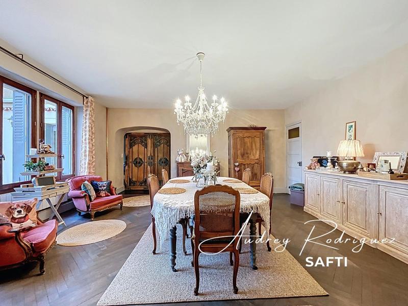 Maison - 310 m² - 11 pièces