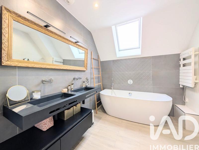 Maison - 213 m² - 8 pièces