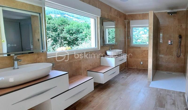 Propriété - 240 m² - 6 pièces