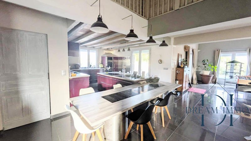 Maison - 276 m² - 7 pièces