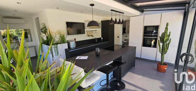 Maison - 242 m² - 8 pièces