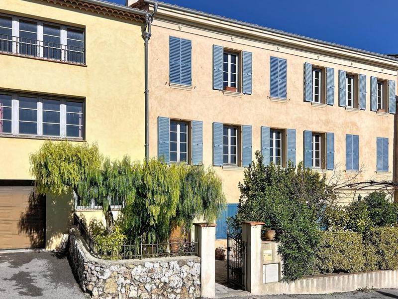 Maison - 360 m² - 8 pièces