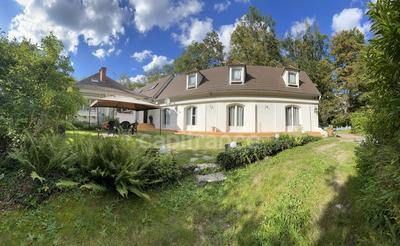 Maison - 305 m² - 9 pièces