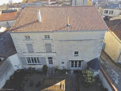 Maison de village - 495 m² - 10 pièces