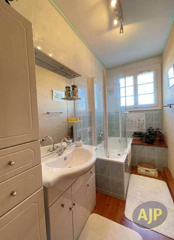 Maison - 260 m² - 8 pièces