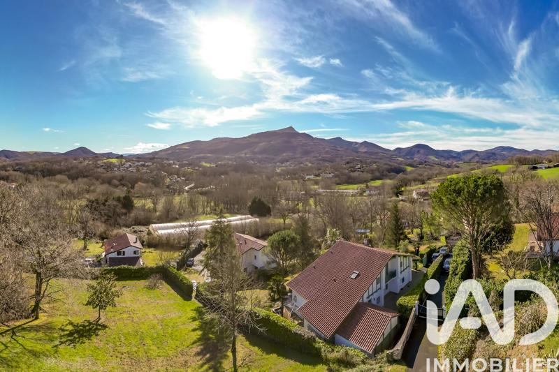 Maison - 227 m² - 7 pièces