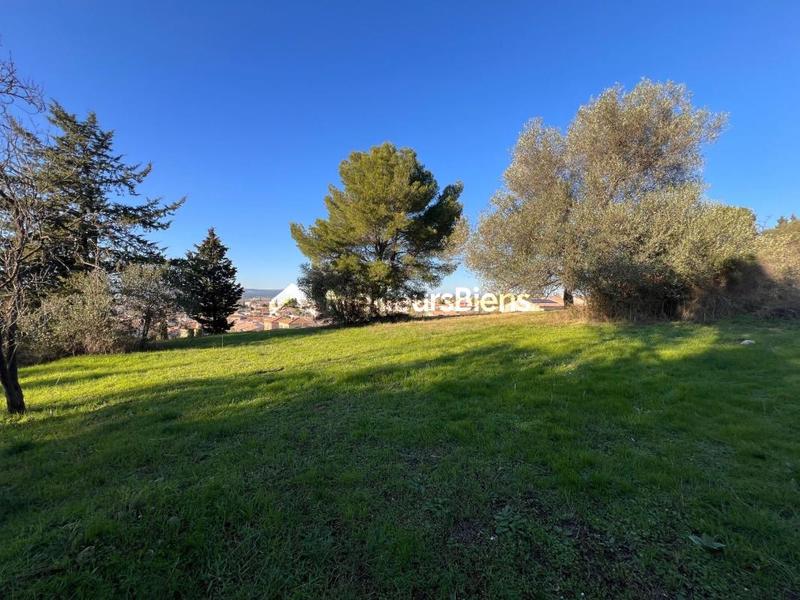 Terrain constructible - 1 030 m²