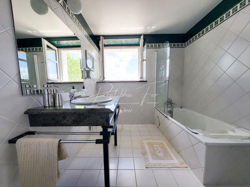 Maison - 251 m² - 8 pièces