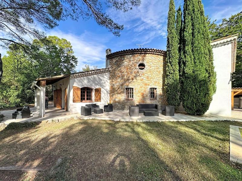 Maison - 220 m² - 5 pièces