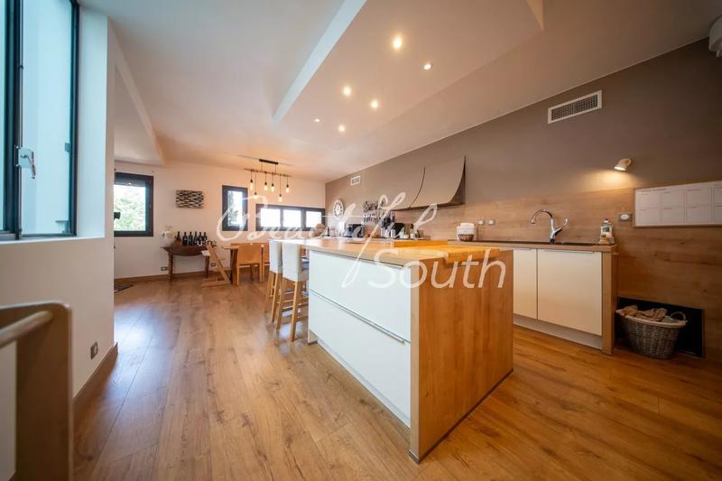 Villa - 302 m² - 10 pièces