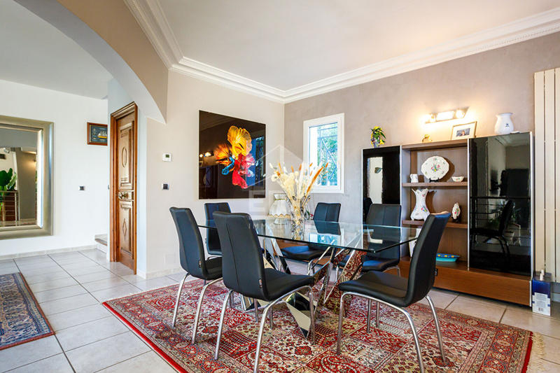 Maison - 241 m² - 7 pièces