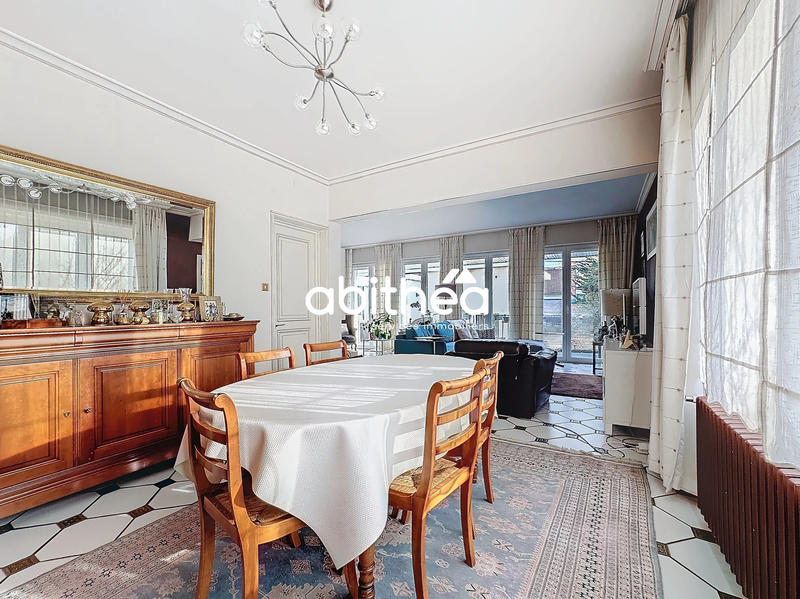 Maison - 233 m² - 7 pièces