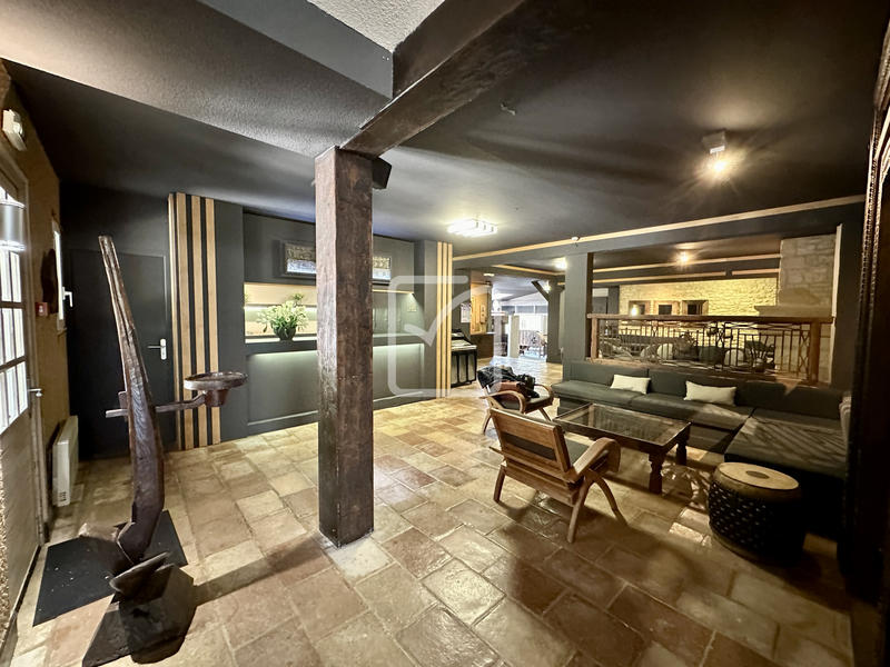 Propriété - 1 500 m² - 49 pièces