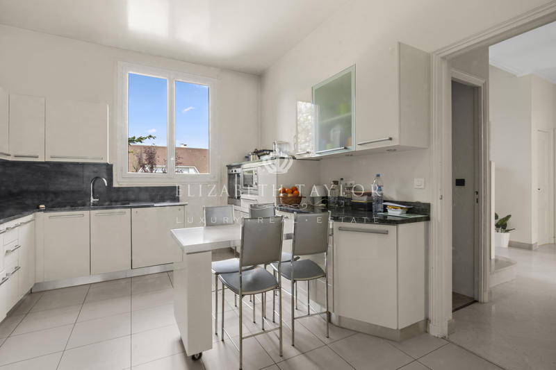 Maison - 298 m² - 10 pièces