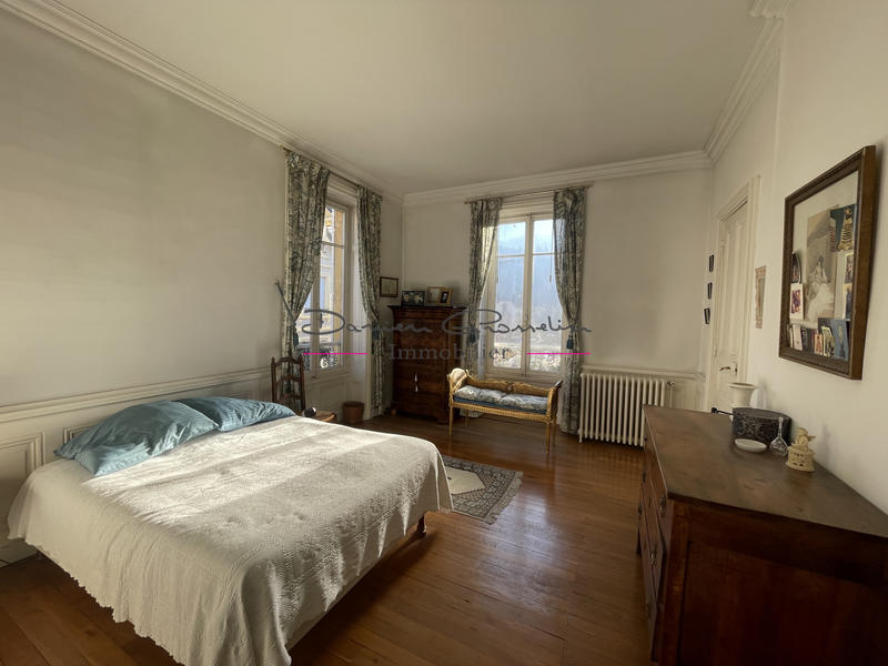 Propriété - 240 m² - 11 pièces