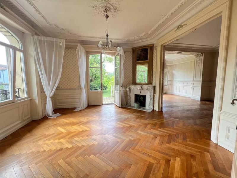 Maison - 323 m² - 10 pièces