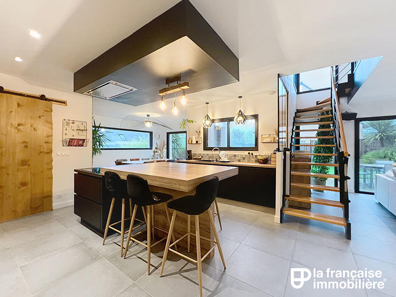 Maison - 233 m² - 8 pièces