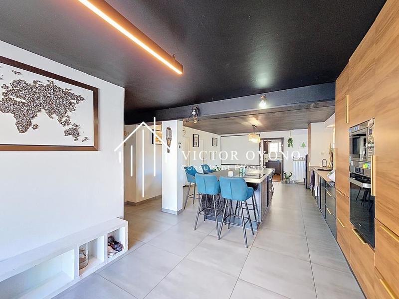 Maison - 250 m² - 9 pièces