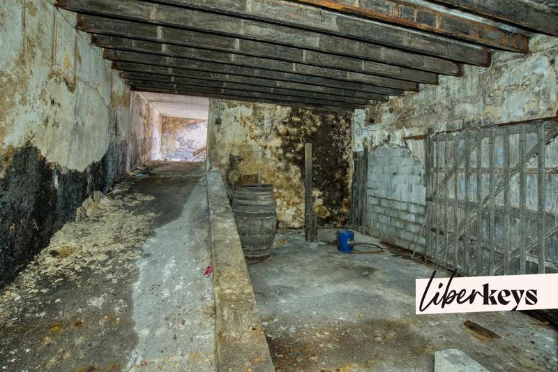 Maison - 900 m² - 1 pièce