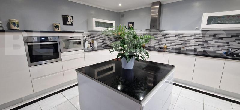 Propriété - 244 m² - 10 pièces