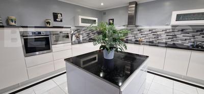 Propriété - 244 m² - 10 pièces