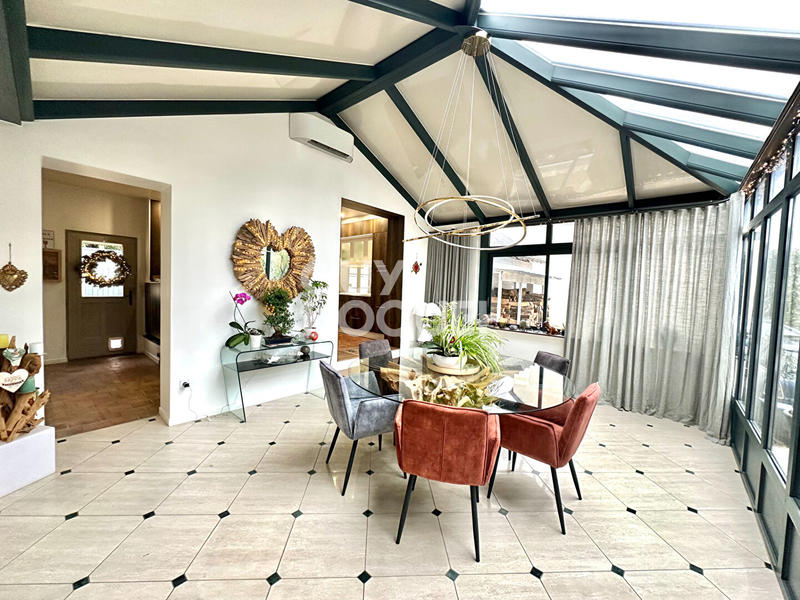 Maison - 202 m² - 9 pièces