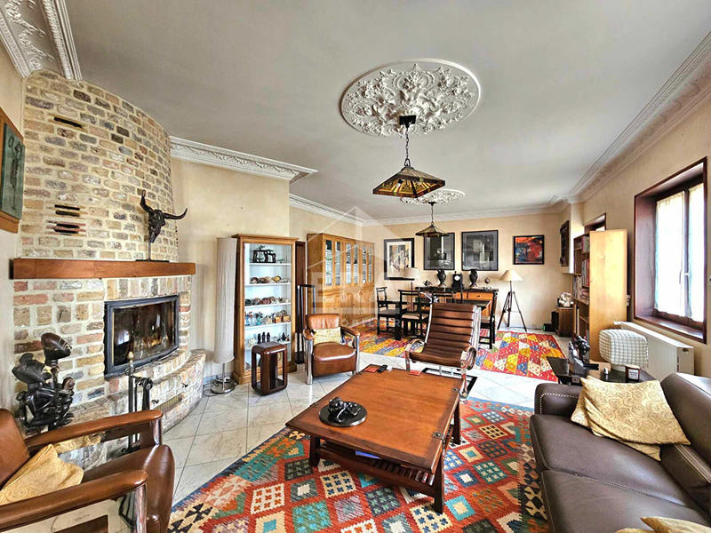 Maison - 240 m² - 9 pièces