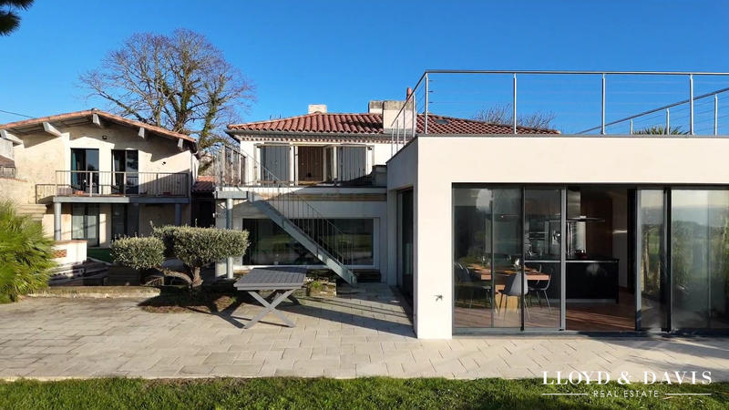 Villa - 280 m² - 9 pièces