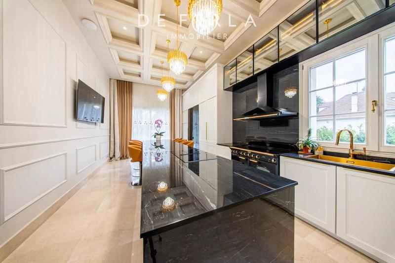 Villa - 1 200 m² - 12 pièces