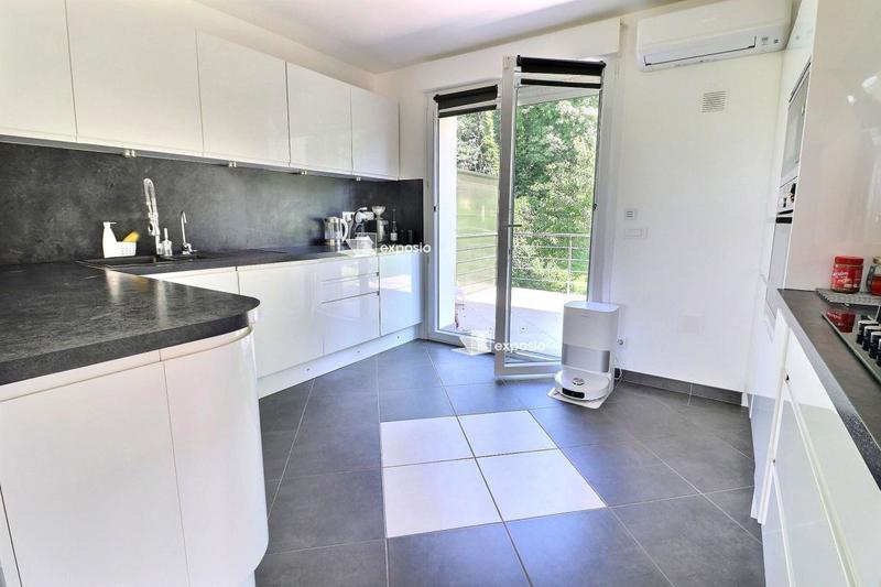 Maison - 240 m² - 7 pièces