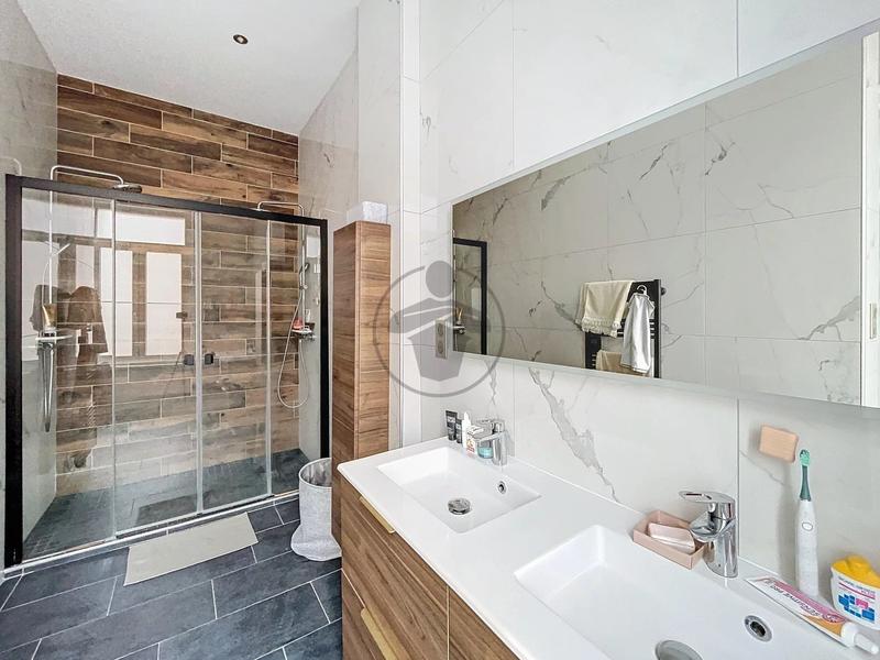 Maison - 202 m² - 7 pièces