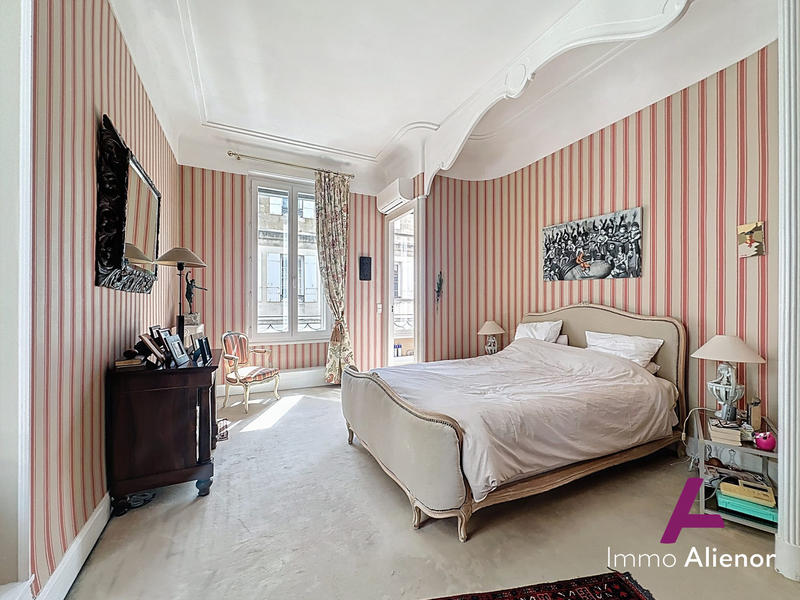 Maison - 221 m² - 8 pièces