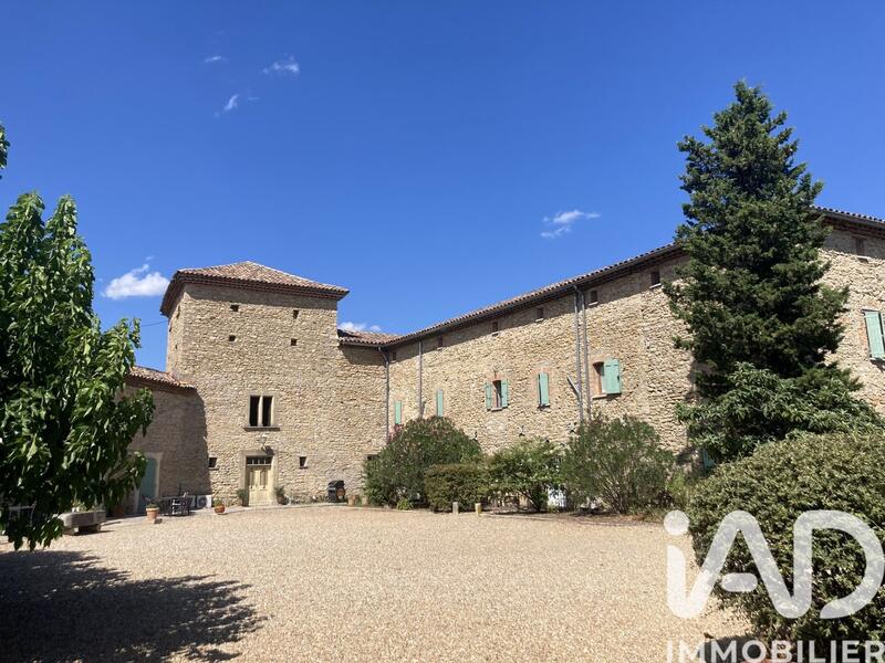 Maison - 896 m² - 27 pièces