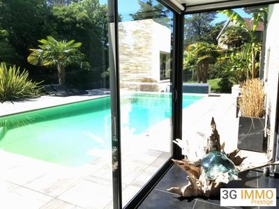 Maison - 279 m² - 11 pièces