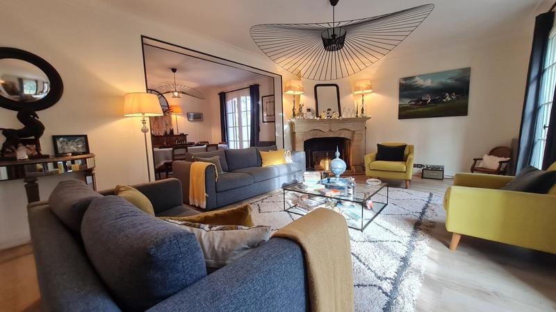 Maison - 230 m² - 8 pièces