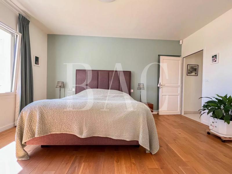 Villa - 270 m² - 8 pièces