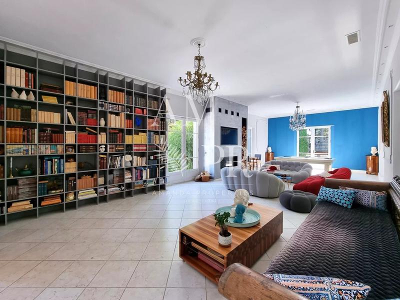 Maison - 370 m² - 8 pièces