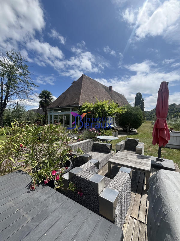 Maison - 327 m² - 10 pièces