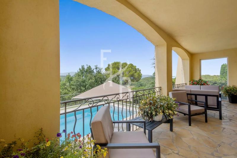 Villa - 255 m² - 8 pièces