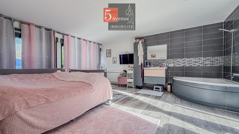 Maison - 260 m² - 7 pièces