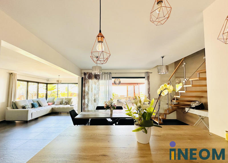 Villa - 250 m² - 8 pièces