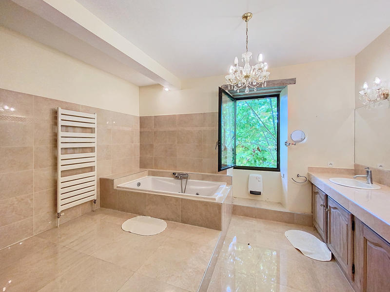 Maison - 273 m² - 10 pièces