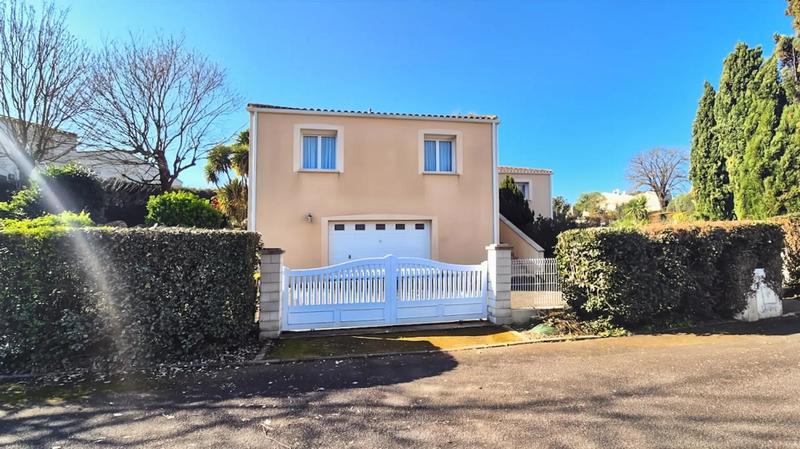 Maison - 204 m² - 8 pièces